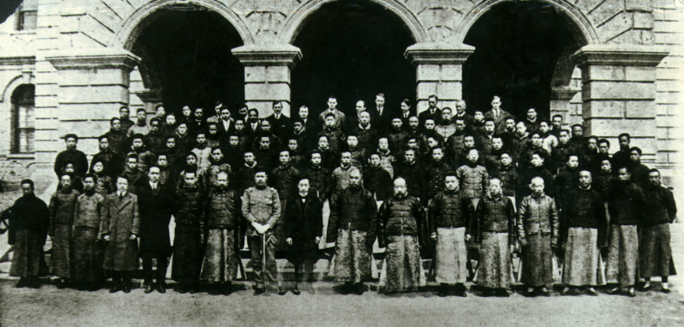 1915年3月15日开校典礼第一排左起1:沈恩浮 4、沈祖伟 6、李仪祉 8、何恩溥 9、许肇南 10.张謇11、齐耀琳14、李虎臣15、黄厚甫 17、黄炎培