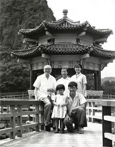 在新疆劳动十年的儿子虹生1972年到肇庆探望父母