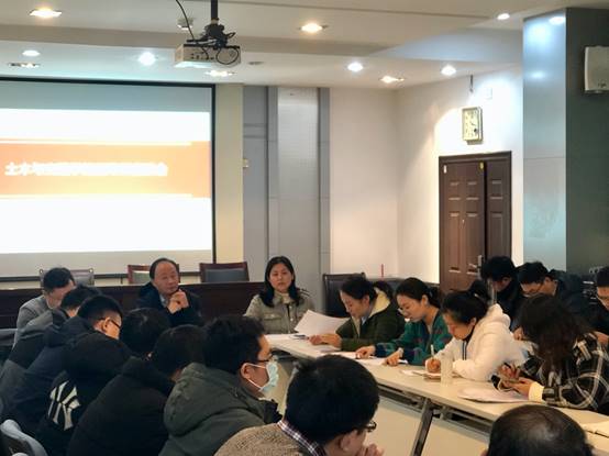 会议室里的人们
描述已自动生成