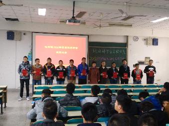  宋瑞平副书记与获奖学生代表合影留念