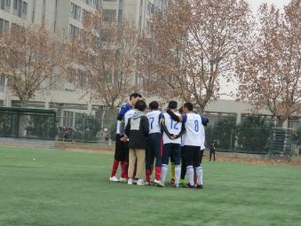 地学院球员商量战术