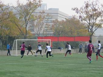 地学院球员积极防守