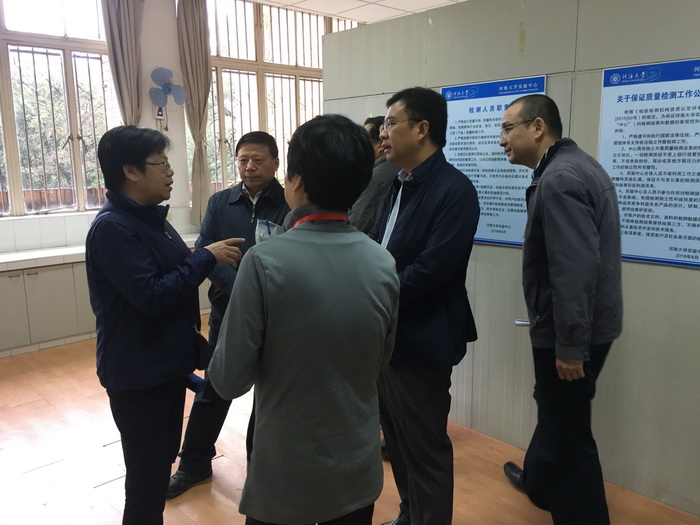 评审专家组对岩土工程参数检测室进行现场考察