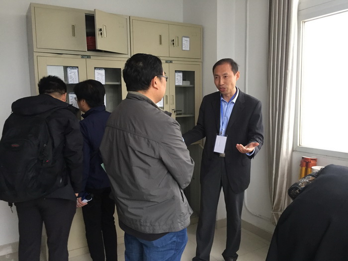 评审专家组对地基处理与工程结构检测室进行现场考察