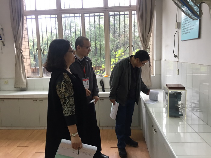 评审专家组对岩土工程参数检测室进行现场考察